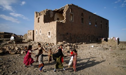 Crianças brincam perto de casa destruída por ataque aéreo nos arredores de Sanaa