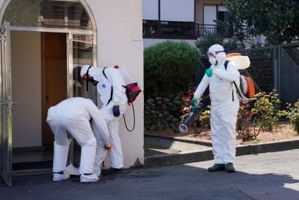 Funcionários do governo desinfetam asilo na cidade espanhola de Guernica