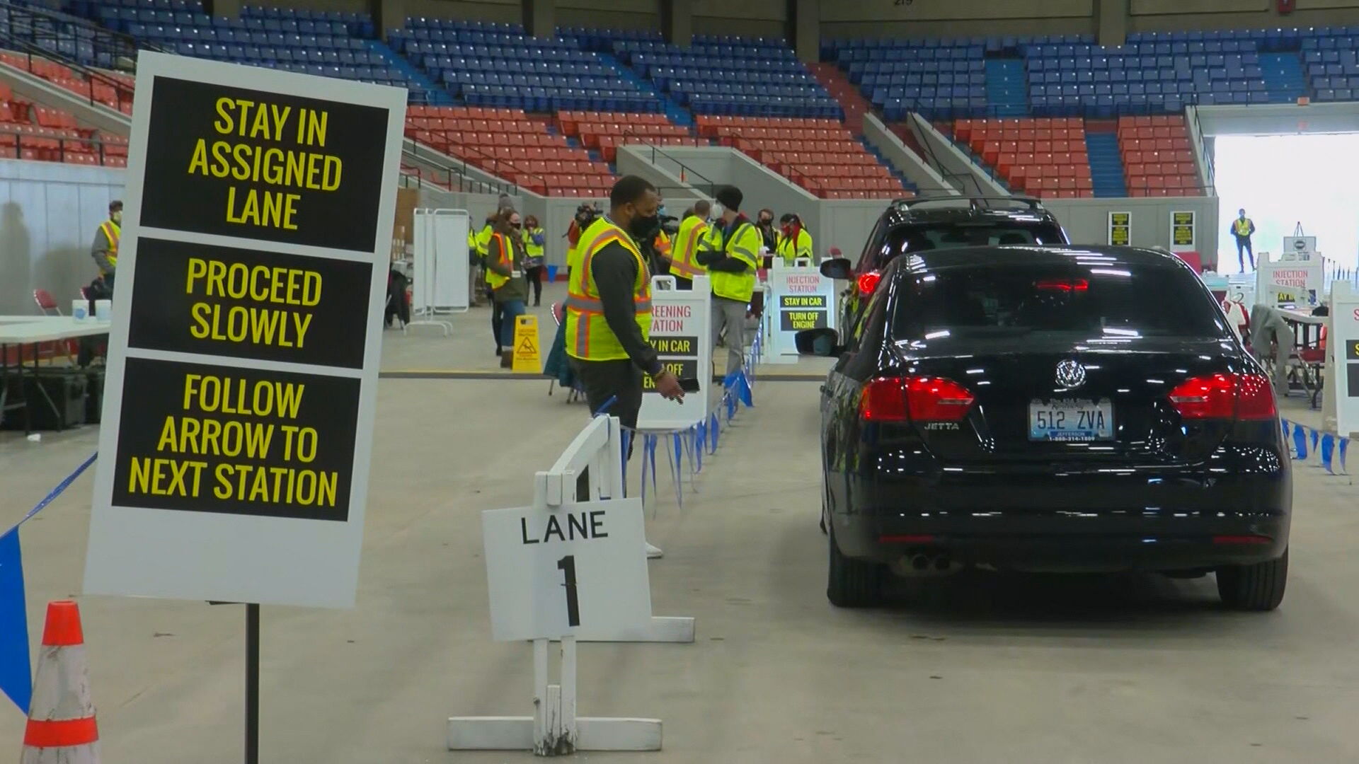 Fila de vacinação drive-thru nos Estados Unidos