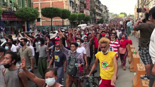Milhares de pessoas protestaram em Mianmar contra golpe de estado