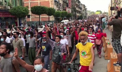 Manifestantes protestam em Mianmar contra golpe; militares cortam internet