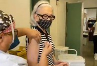 Fernanda Montenegro é vacinada contra a Covid-19 no Rio de Janeiro
