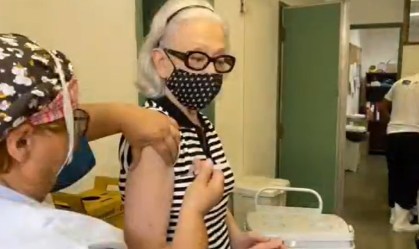 Fernanda Montenegro é vacinada contra a Covid-19 no Rio de Janeiro