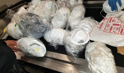 Apreensão de mais de 400 máscaras N95 falsas no aeroporto de Washington, nos EUA