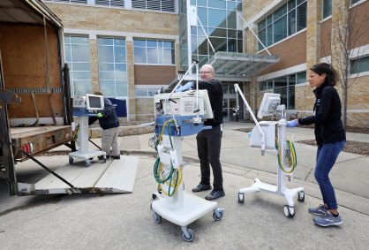 Professores de universidade transportam ventiladores emprestados a hospitais