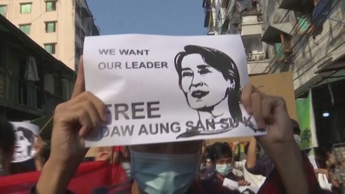 Manifestação em Mianmar clama pela liberdade da líder Aung San Suu Kyi