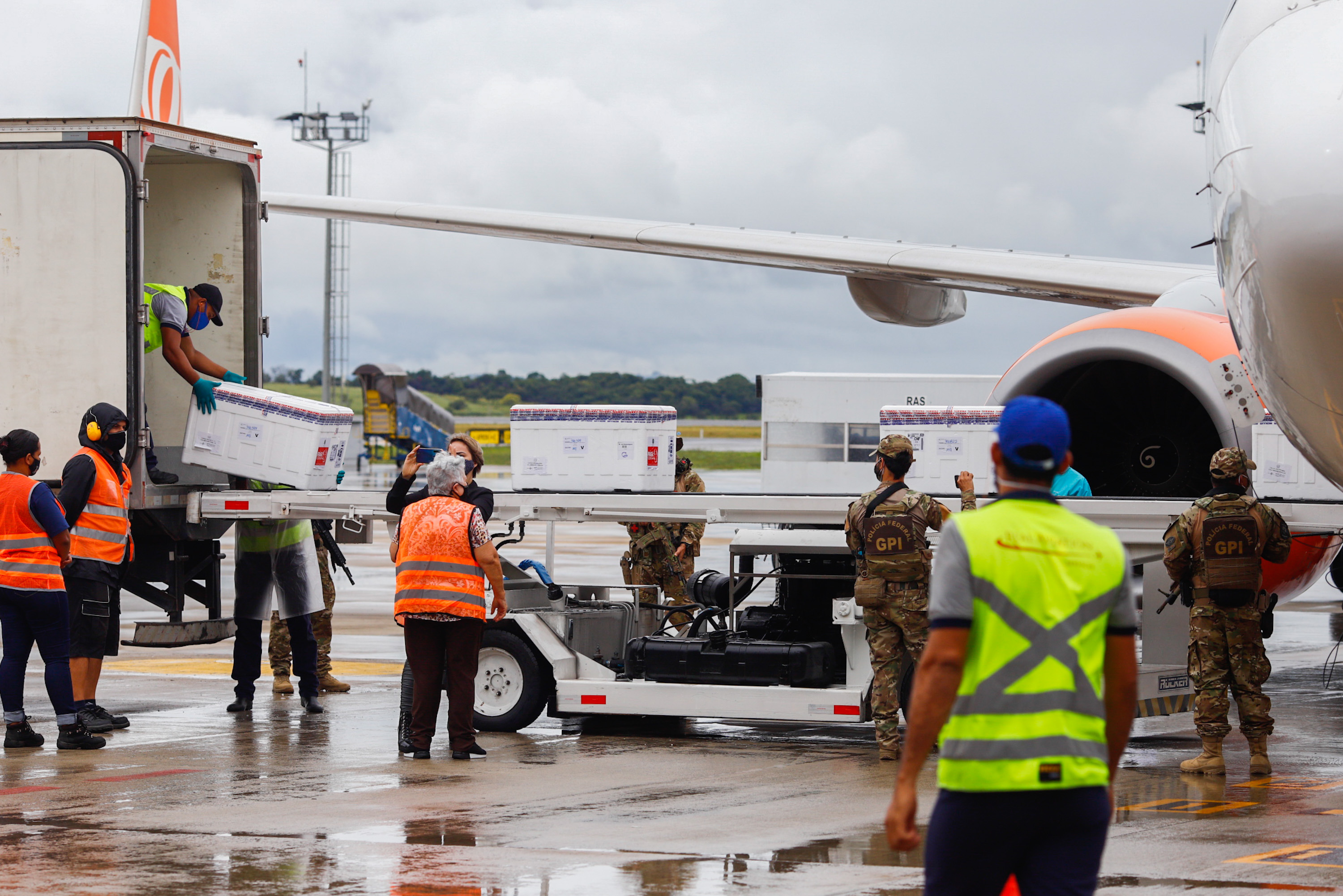 Doses da Coronavac são desembarcadas no aeroporto de Confins, em MG