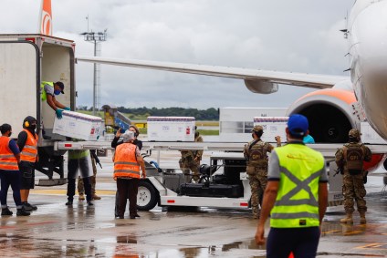 Doses da Coronavac são desembarcadas no aeroporto de Confins, em MG