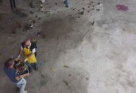 Padre substitui pedras por flores debaixo de viaduto em São Paulo