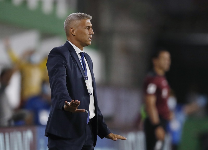 Técnico Hernán Crespo durante partida do Defensa y Justicia contra o Coquimbo Un