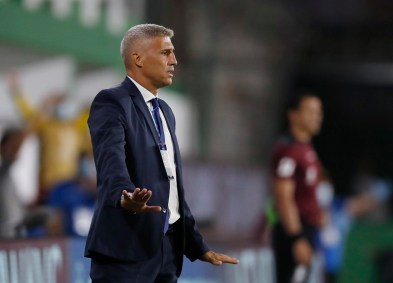 Técnico Hernán Crespo durante partida do Defensa y Justicia contra o Coquimbo Un