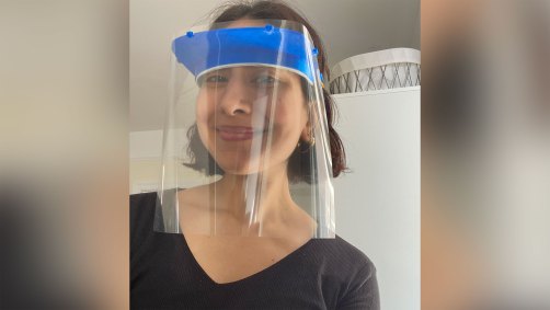 Madiha Choksi usa um dos protetores faciais impressos em 3D