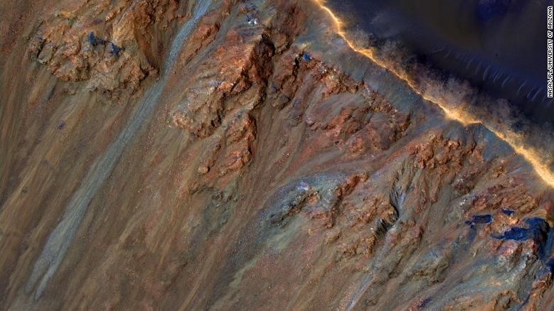 O satélite Mars Reconnaissance Orbiter (MRO) capturou esta visão da cratera Krup