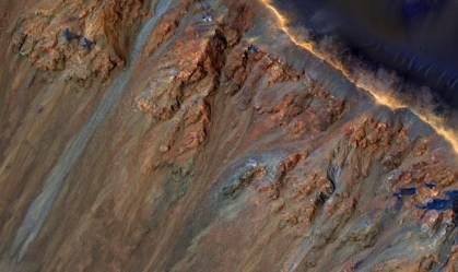 Deslizamentos de terra em Marte podem ser gerados por sal e derretimento de gelo