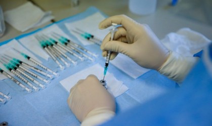 Profissional de saúde prepara vacinas Pfizer/BioNTech contra Covid-19