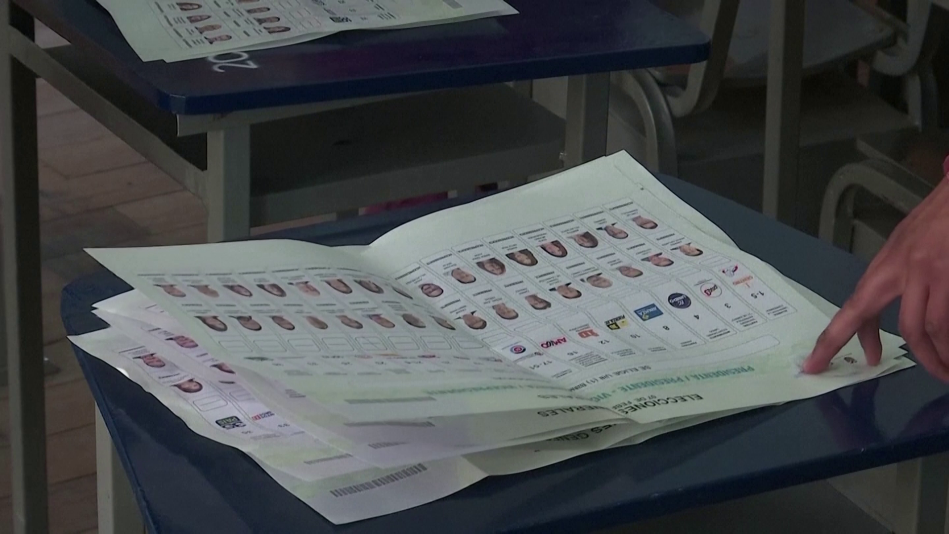 Mesários fazem apuração de cédulas de votação na eleição presidencial do Equador em 2021 • Foto: Reuters