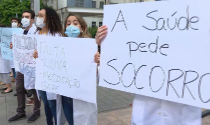 Cerca de 40 profissionais protestam contra as condições de trabalho precárias e 