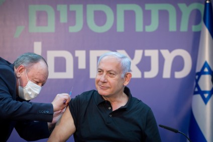 Primeiro-ministro de Israel, Benjamin Netanyahu, recebe vacina contra Covid-19