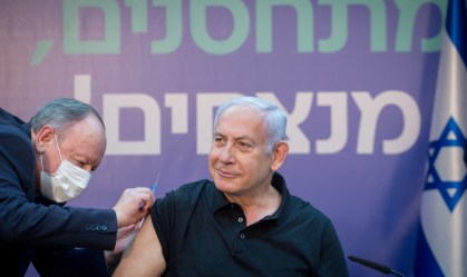 Primeiro-ministro de Israel, Benjamin Netanyahu, recebe vacina contra Covid-19