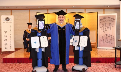 Robôs substituem estudantes em formatura no Japão por causa de COVID-19
