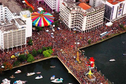 Foto aérea de bloco de rua no Carnaval de Recife