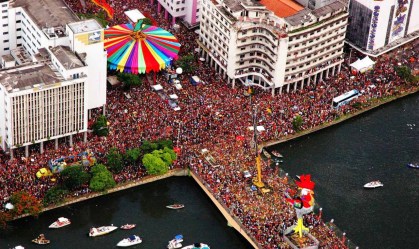 Foto aérea de bloco de rua no Carnaval de Recife