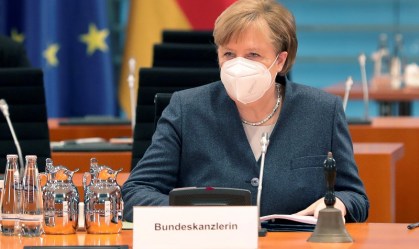 Exemplo no início da pandemia, Alemanha atrasa vacinação; Merkel reconhece erros
