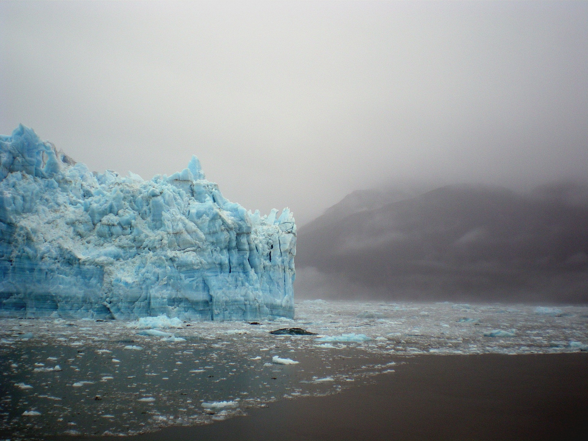 Derretimento de calotas polares provocada pelo aquecimento global aumenta o nível dos oceanos / Foto: PublicDomainPictures/Pixabay