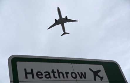 Avião decola do aeroporto de Heathrow, em Londres 