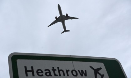 Avião decola do aeroporto de Heathrow, em Londres 