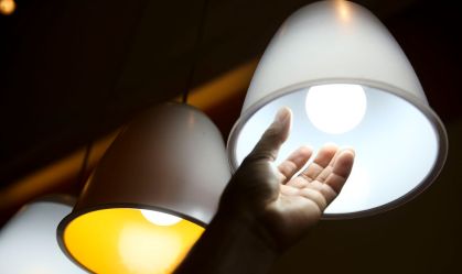Conta de luz deve continuar com taxa extra até o fim do ano; veja quanto custa