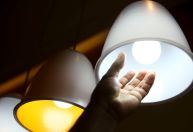 IPEC: 46% dos brasileiros gastam mais da metade da renda em contas de luz e gás