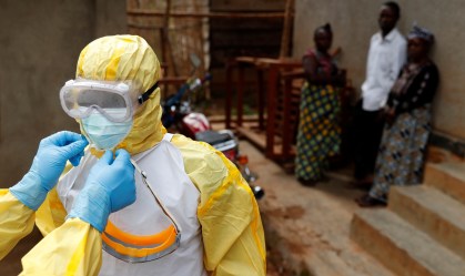 Profissionais ajustam equipamentos em local com suspeita de ebola