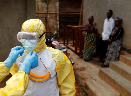 Profissionais ajustam equipamentos em local com suspeita de ebola