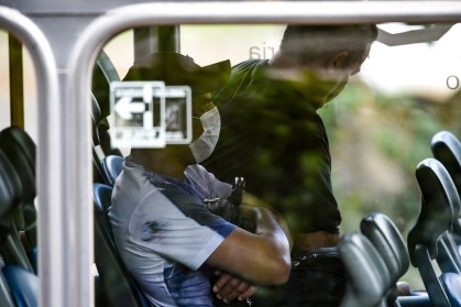 Passageiro usa máscara protetora em ônibus em Brasília