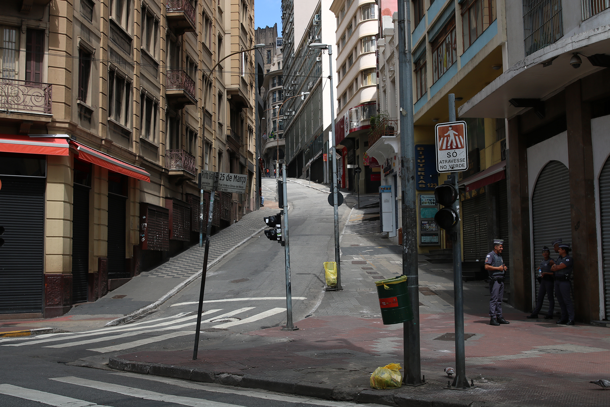 A Ladeira Porto Geral, em São Paulo, popular via de comércio, fechada