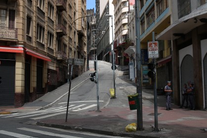 A Ladeira Porto Geral, em São Paulo, popular via de comércio, fechada
