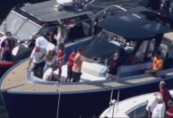 Em comemoração, Tom Brady dá susto ao arremessar troféu do Super Bowl; assista