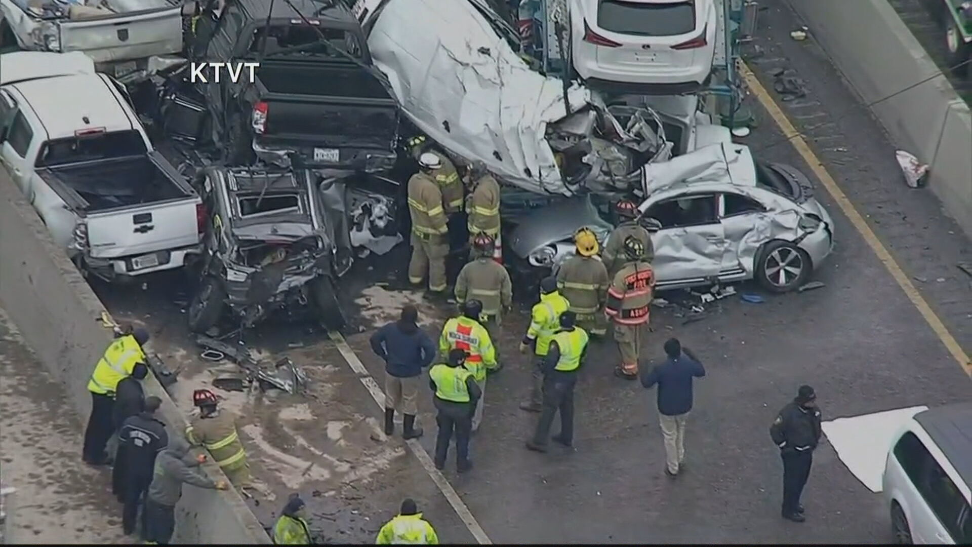 Engavetamento com 70 veículos deixa 5 mortos no Texas (11.fev.2021)