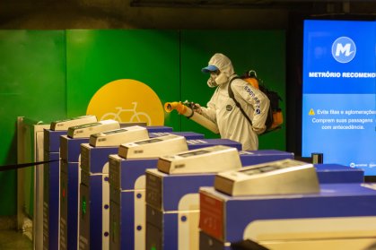 Funcionário sanitiza estação do metrô no Rio de Janeiro