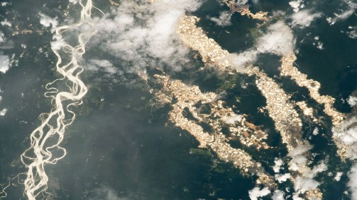 Imagem mostra o impacto da mineração de ouro na região de Madre de Dios, leste d