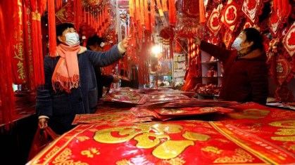 Pessoas compram decorações para o Ano Novo Chinês em mercado de Yangzhou