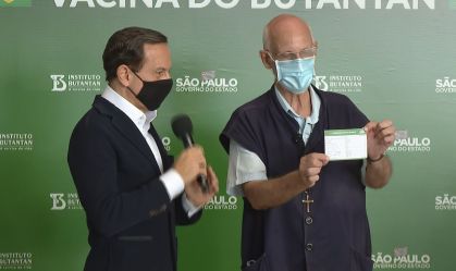 Padre Júlio Lancellotti recebe vacina contra Covid-19 em São Paulo