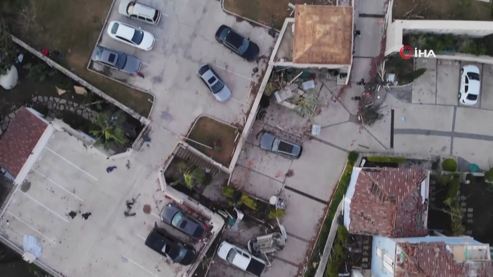 Carro e casas fora danificadas após passagem de tornado na Turquia
