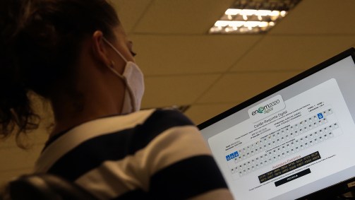 Estudante confere cartão-resposta do Enem digital 2020