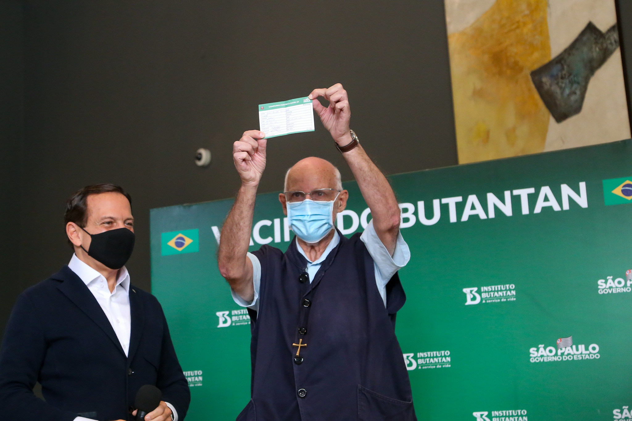 O padre Julio Lancellotti com certificado de vacinação contra Covid-19