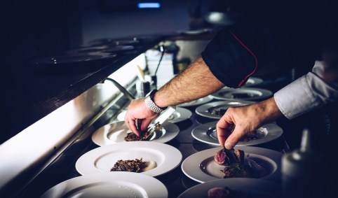 Chef monta pratos em restaurante