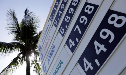 Placa com preços de combustíveis em posto no Rio de Janeiro 09/03/2020 