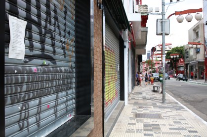 Ruas do bairro da Liberdade, em São Paulo, ficam vazias durante quarentena