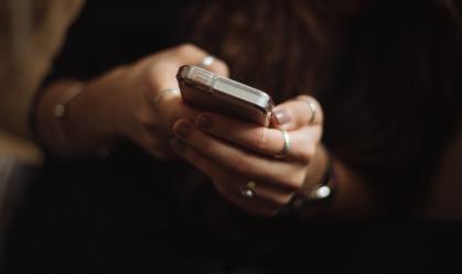 Mulher com celular na mão